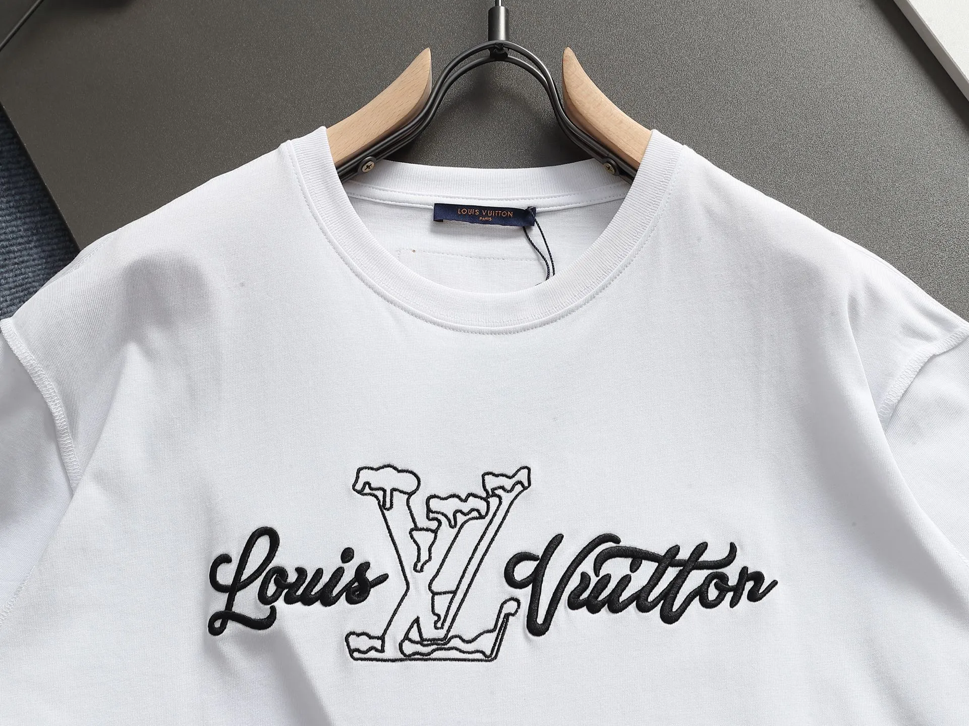 🅿️170 LV 25ss spring and summer printed short T series -1v Yayoi Kusama series pumpkin 🎃 pattern round neck short-sleeved T-shirt. Made of 32-count double yarn pure cotton 240g, washed at high temperature, will not shrink or fade. Comfortable to the touch, super texture❤️ Back-stitched cuff design, yellow back-mark embellishment, and a full set of accessories. A must-have for trendy men and trendy women, the classic drop-shoulder slightly wide version is available exclusively from stock!         ⚠️Only make high quality products, reject junk goods!  -Color: White Black -Size: XS S M L -Crowd: Unisex